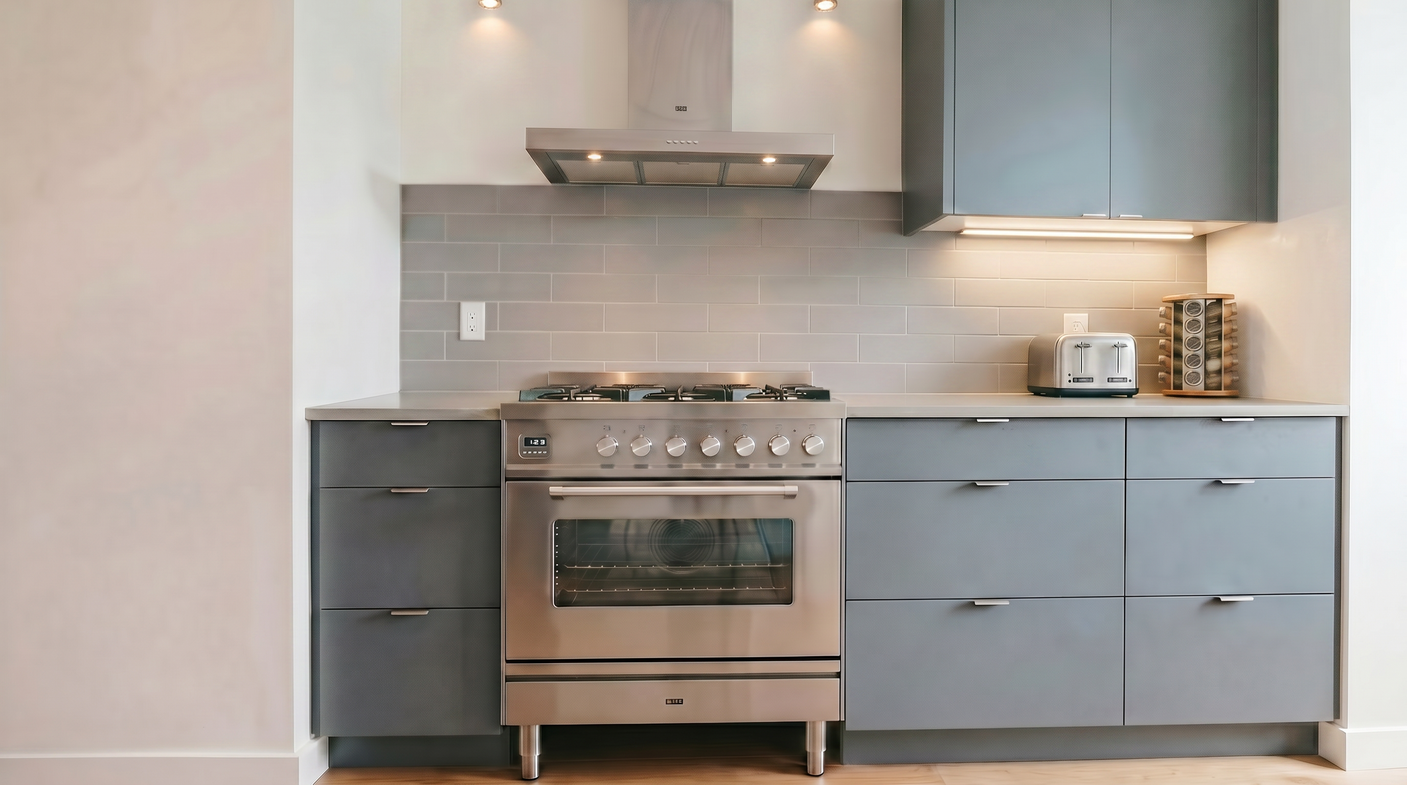 (ILVE’s Roma 80cm dual fuel range cooker in Stainless Steel with a chrome trim)
